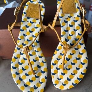 TORY BURCH Tan Mustard with Gold TB on single strap. Size 8M. Sandals